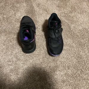 I’m selling these shoes that are to small and I have a lot of diffent pair